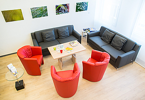 Ein Aufenthaltsraum im Zentrum für Ambulante Psychosomatische Rehabilitation ZAPR in Freiburg.
